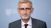 Sachsens Innenminister Armin Schuster (CDU) möchte laut einem Zeitungsbericht mehr Befugnisse für die Polizei (Archivbild).