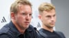 Julian Nagelsmann (l) und Joshua Kimmich bei der Pressekonferenz in Bratislava.