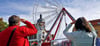 Das 35 Meter hohe Riesenrad wird derzeit aufgebaut. Das interessiert auch viele Zuschauer.