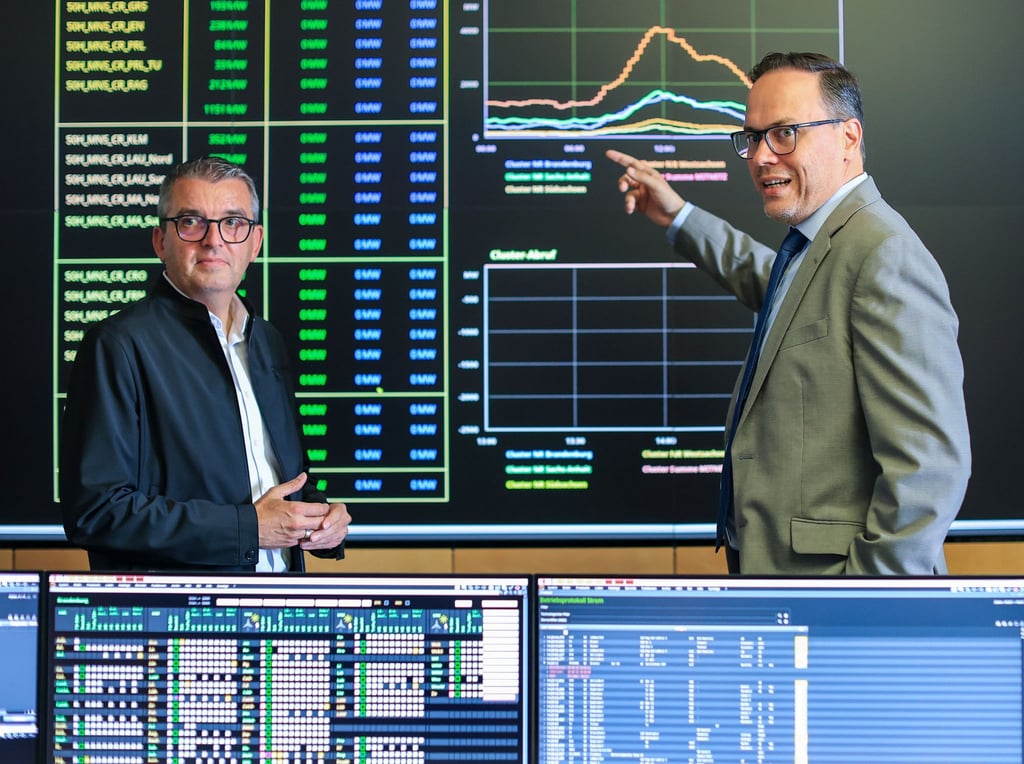 EnviaM-Vorstandschef Stephan Lowis (l) erläutert Sachsens Wirtschaftsminister Dirk Panter die Abläufe in der Netzleitstelle.