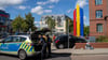 Nach dem Unfall in Wittenberg nehmen Polizisten den Schaden auf.