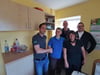 Jan Weber, Betriebsleiter der Stuhlfabrik Benneckenstedt (links), nimmt mit seinen Kollegen Benedict Sandtner und Andreas Moßler den Dank von Birgit Sorge und Corinna Sawall vom Tierheim Derenburg entgegen. Sie hatten für sie neue Küchenmöbel produziert und aufgebaut.