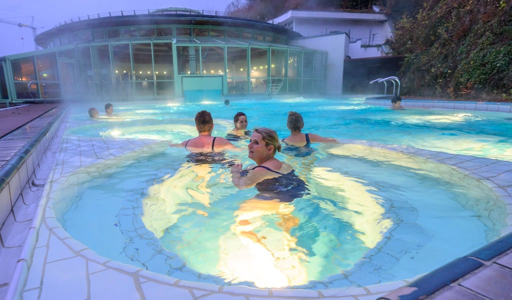 Badegäste genießen das warme Thermalwasser im Außenbereich der Therme in Thermalbad Wiesenbad. (Archivbild)