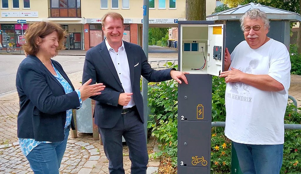 Bürgermeisterin Dagmar Turian mit Avacon-Referent Carsten Birkholz (Mitte) und Stadtrat Lutz Nitz während der Einweihung der E-Bike-Ladestation.