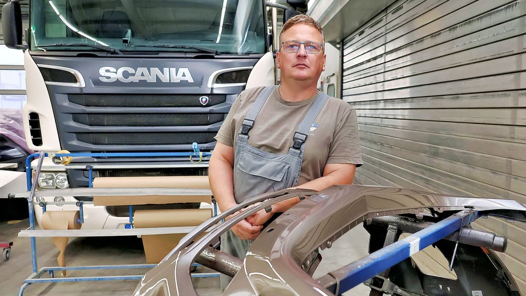 Firmenchef Christian Rothe in der Aufbereitungshalle des Lackiercenters in Sangerhausen.