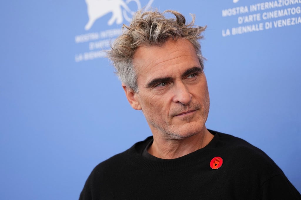 Joaquin Phoenix vor der Pressekonferenz des Films mit einem „Artists4Ceasefire“-Anstecker.