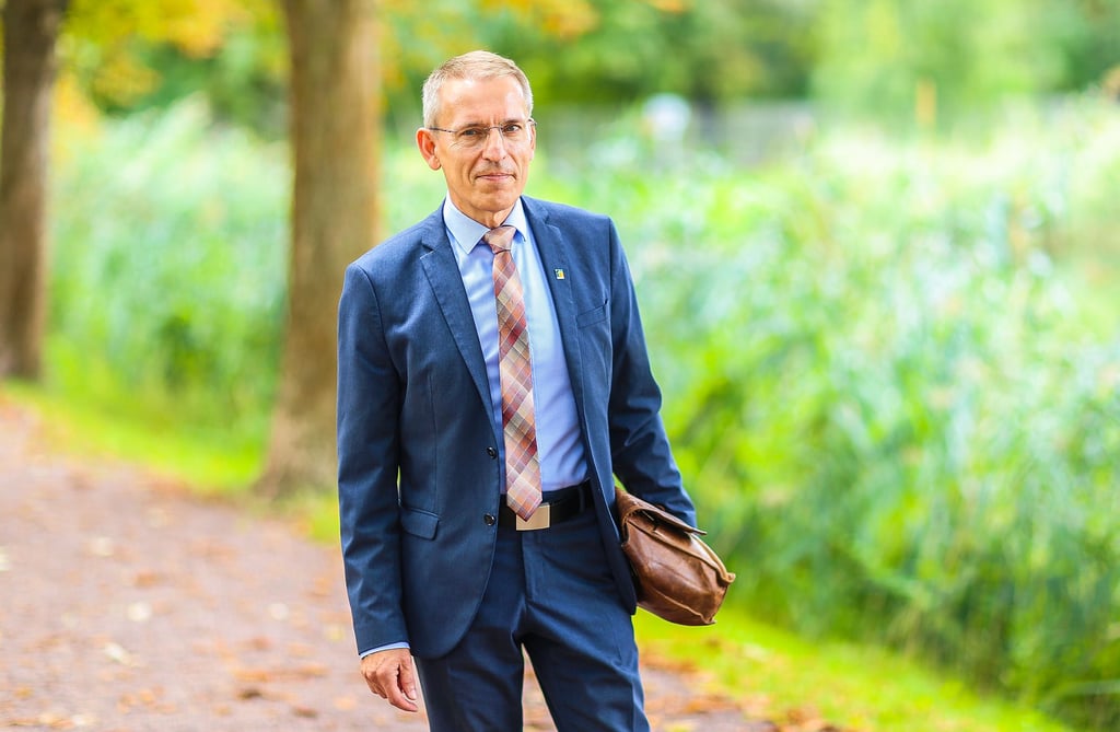 Schkopaus Bürgermeister Torsten Ringling am Mühlteich in Schkopau. „Da, wo die Wellen hochschlagen“, sieht er sich als Moderator.