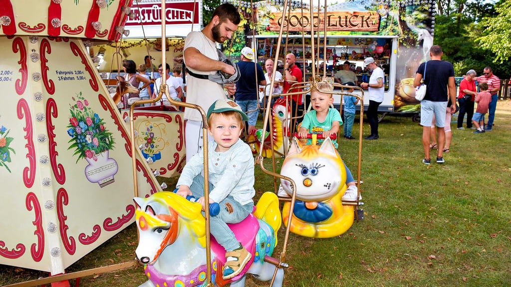 Für die Kinder war die Fahrt auf den beiden Karussells des Staßfurter Schaustellerbetriebes Gabi Weisheit wohl das schönste Erlebnis beim Heimatfest auf dem Festplatz in Wolmirsleben.