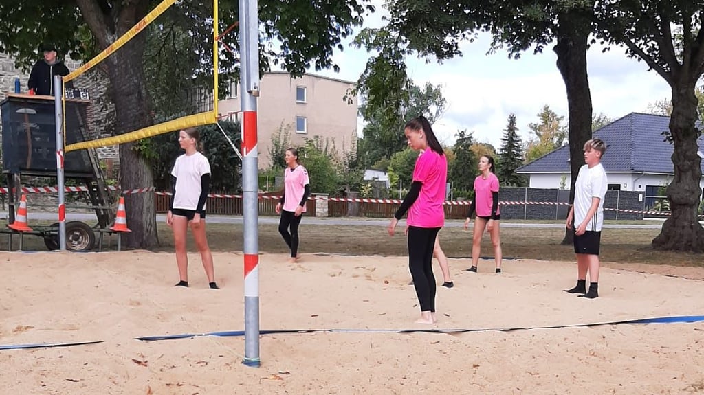 Die antretenden Mannschaften beim Breitenroder Volleyballturnier sind bunt gemischt, von Jung bis Nicht-mehr-ganz-so-jung ist alles vertreten.
