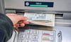 Die Zahl der Geldautomaten in Deutschland nimmt immer weiter ab. In der westlichen Altmark bieten Volksbank und Sparkasse noch 25 Geräte an.