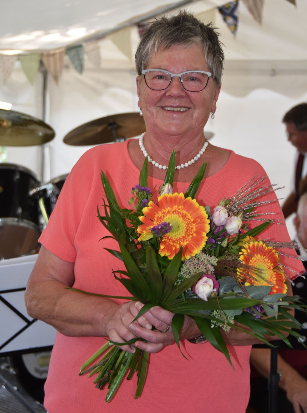 Auch Petra Mewes, Leiterin der Frauengruppe Ü60, wird mit Blumen geehrt – ihre Gruppe steuert ganze 14 Kuchen zum Fest bei. 