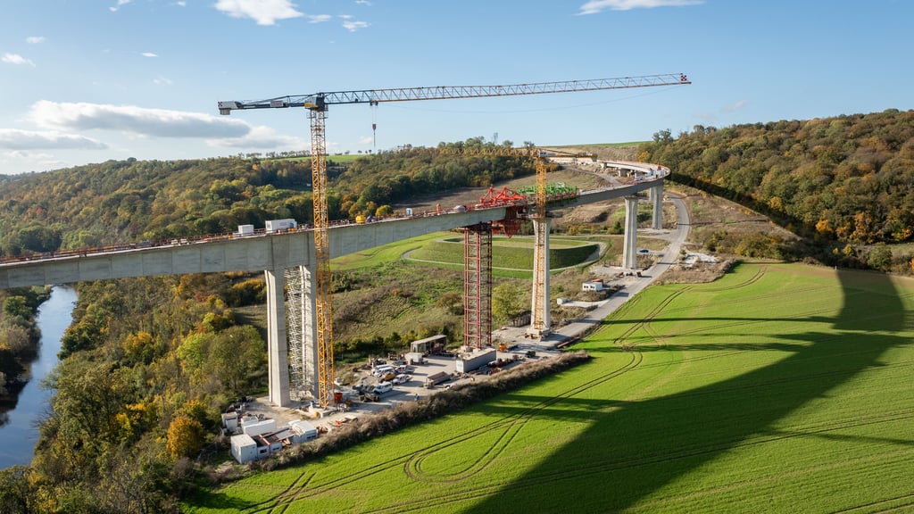 Die höchste Brücke in Sachsen-Anhalt: Die neue Saaletalbrücke bei Bad Kösen ist derzeit Sachsen-Anhalts größtes Straßenbrückenbauprojekt.