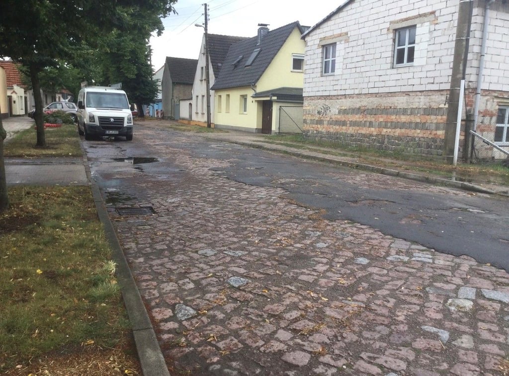 Die Mühlenstraße in Mosigkau befindet sich seit Jahren in einem desolaten Zustand. Mittel zur Sanierung wurden aus dem Haushalt 2025 gestrichen.