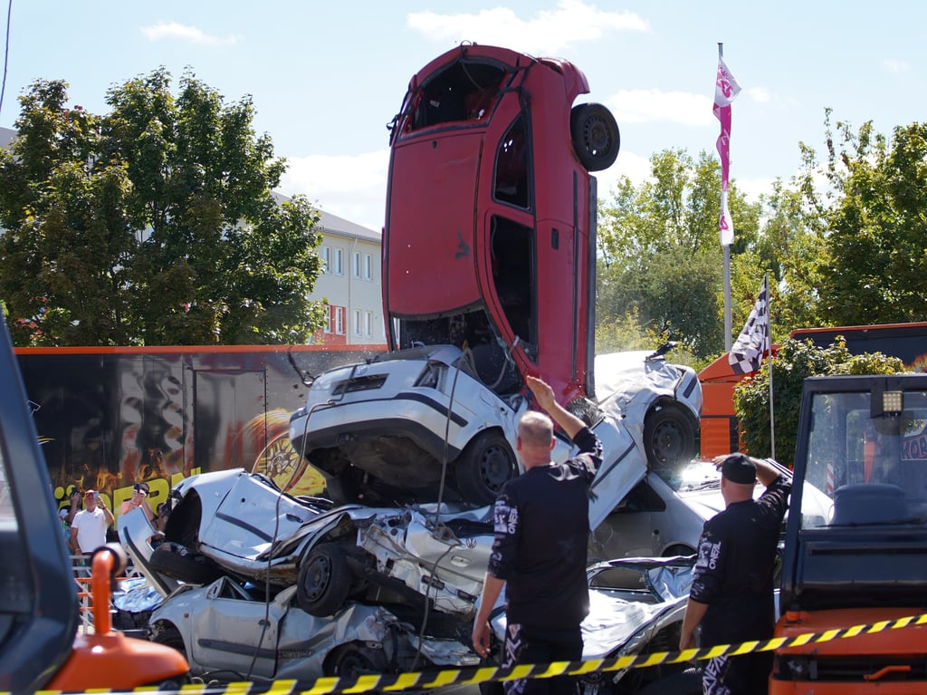 Aus 35 Metern wird beim Finale von „Dynamit auf Rädern“ ein bemanntes Auto in eine Auto-Pyramide fallengelassen.