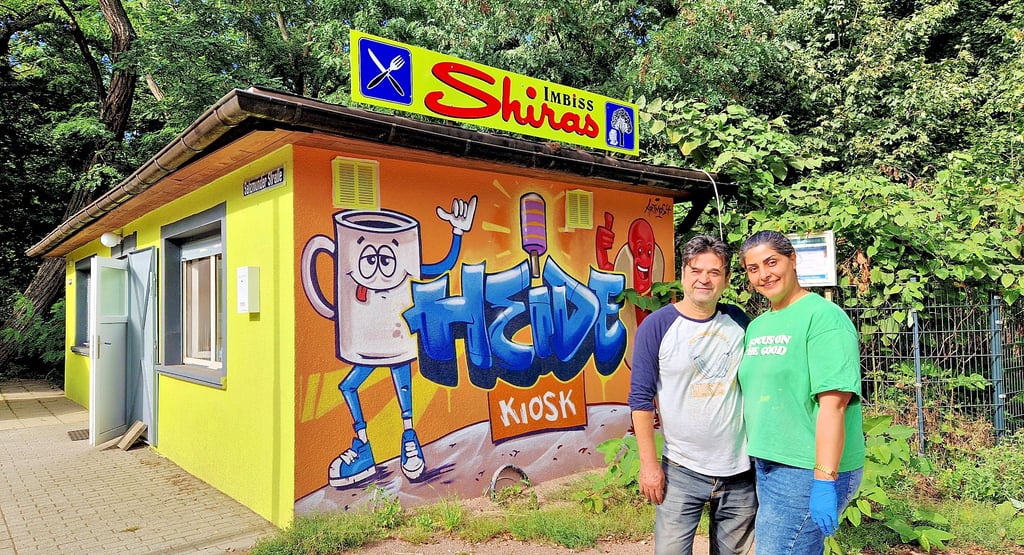 Ali Zonobi mit seiner Frau Mahlagha vor dem Heidekiosk in der Salzmünder Straße.