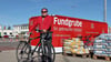 Glücklich über seinen Fund: Francisco Amaya will das Fahrrad richtig flottmachen und für einen guten Zweck weitergeben.