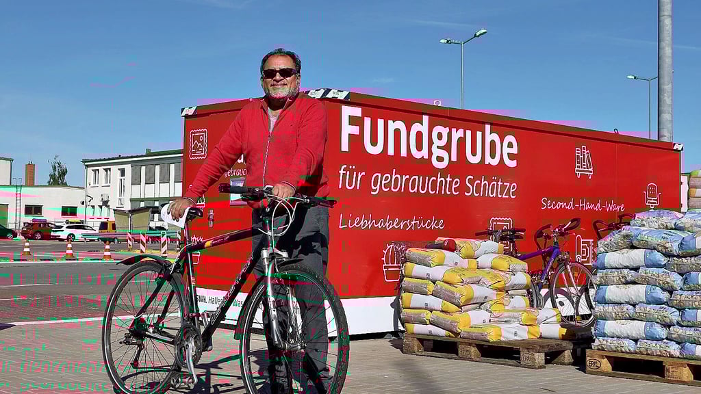 Glücklich über seinen Fund: Francisco Amaya will das Fahrrad richtig flottmachen und für einen guten Zweck weitergeben.