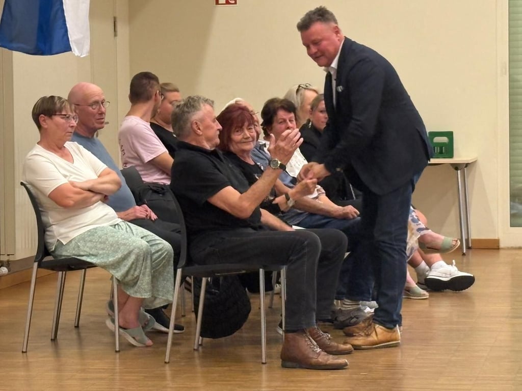 Markus Kurze bedankt sich bei seinen Unterstützern im Gästebereich.