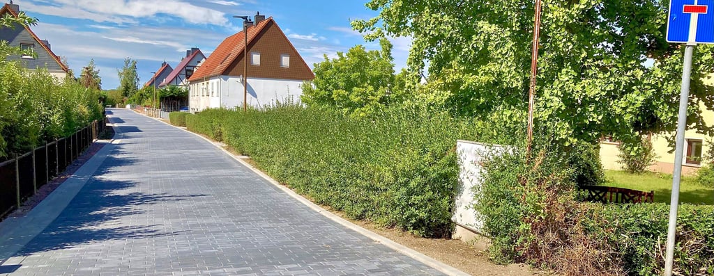Am Hänsgenhoch ist der Straßenzustand – nach Ausbauarbeiten durch die Stadt – nun schön anzusehen. Vergessen sind die großen Pfützen, die es hier vorher gab.