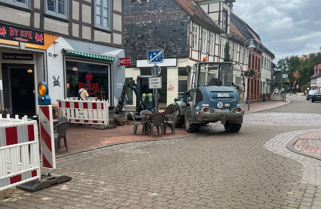 Tische und Stühle neben Baumaschinen, das kommt bei den Gästen nicht so gut an und ärgert den Restaurantbesitzer.
