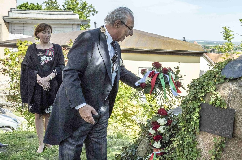 Traditionell legt Eduard Prinz von Anhalt im Rahmen der Investitur Blumen am Gedenkstein für seinen Vater, Herzog Joachim Ernst, nieder.