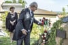 Traditionell legt Eduard Prinz von Anhalt im Rahmen der Investitur Blumen am Gedenkstein für seinen Vater, Herzog Joachim Ernst, nieder.