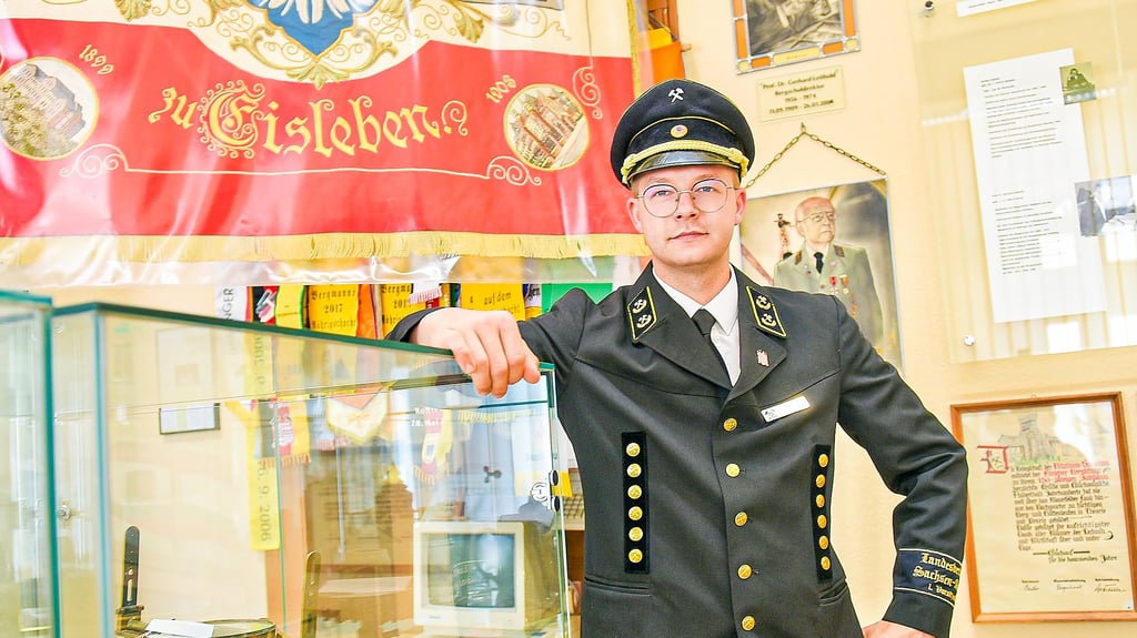 Lucas Eggert im Traditionsmuseum des Eisleber Bergschulvereins, der sich jetzt dem Verein Mansfelder Berg- und Hüttenleute Eisleben angeschlossen hat.