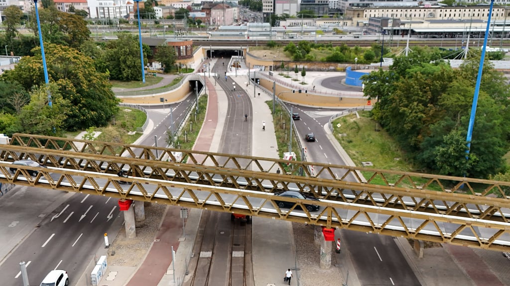 Am Damaschkeplatz läuft der Verkehr über die Behelfsbrücke. Ein Ersatzneubau soll kommen - wie auch bei anderen Bauwerken auf dem Magdeburger Ring.