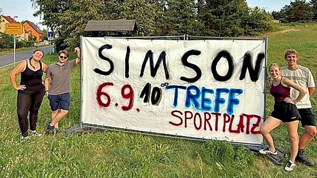 Der Muldestausee-Jugendgemeinderat plakatiert vor dem Simsontreffen in Schlaitz.