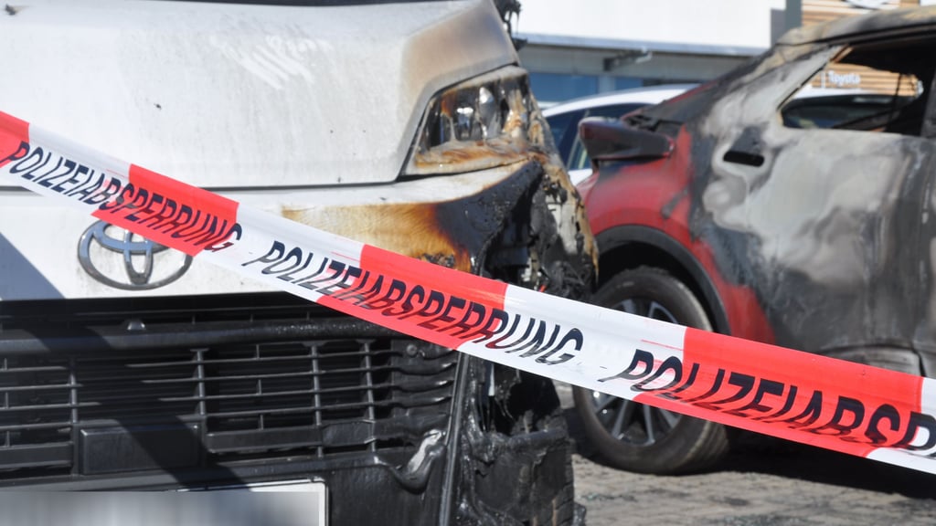 Bei einem Brand sind mehrere Fahrzeuge vom M&S Autohaus in Stendal beschädigt und zerstört worden.
