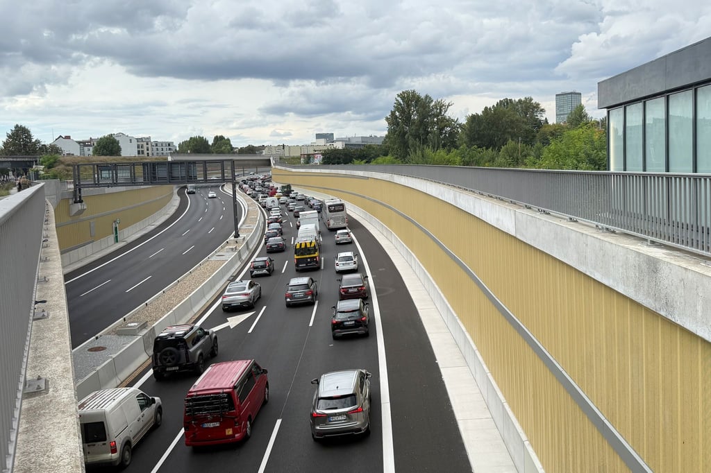 Seit einer Woche ist der neue Abschnitt der A100 eröffnet - seither herrscht Chaos. (Archivbild)