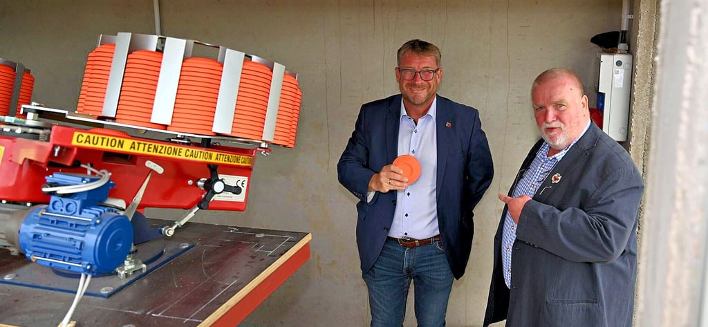 OB Bert Knoblauch und Wolfgang Krause nehmen die Wurfscheiben in Augenschein.