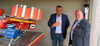 OB Bert Knoblauch und Wolfgang Krause nehmen die Wurfscheiben in Augenschein. 