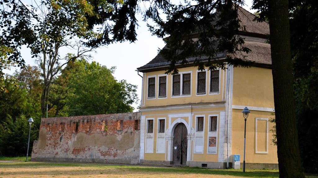 Das Marstallgebäude im Zerbster Schlossgarten verfällt zunehmend. Der einstige Pferdestall ist längst nur noch in den Grundmauern erhalten.