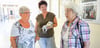 Barbara Sell (links) und Roswitha Festner im Gespräch mit der stellvertretenden Schulleiterin Cathrin Weilepp.  
