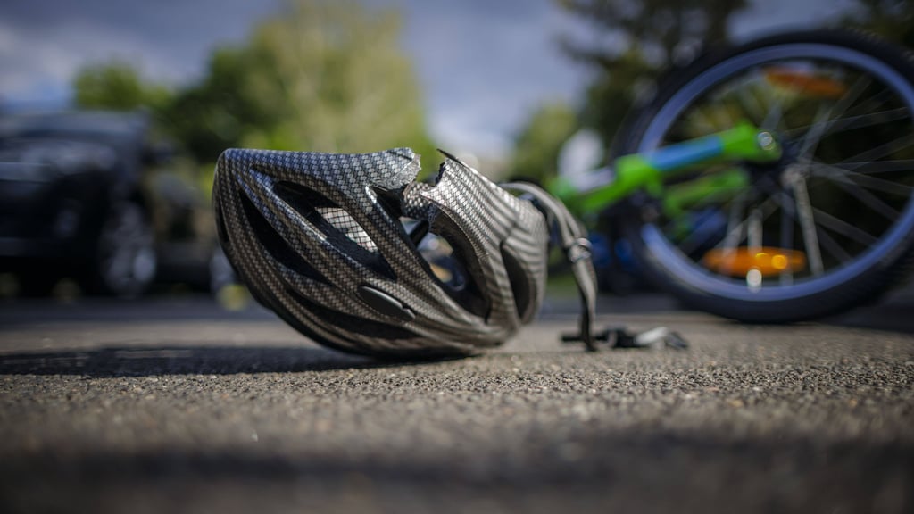 Ein 18-Jähriger übersah in Stendal eine Radfahrerin und fuhr diese mit dem Auto an.