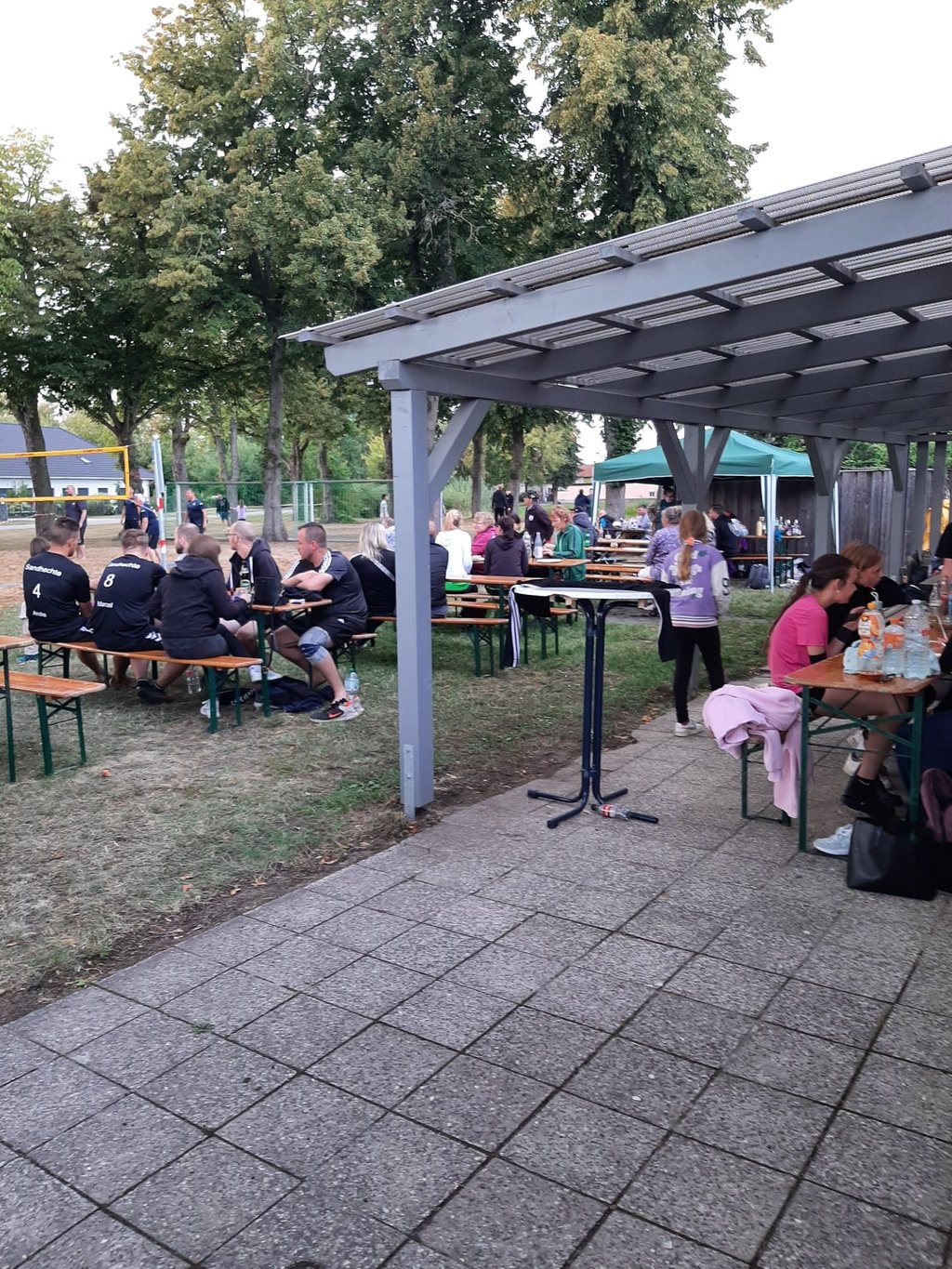 Auch die Geselligkeit gehört zum jährlichen Turnier dazu. Die Sportler werden von Familien und Freunden angefeuert am Volleyballplatz im Dorf.