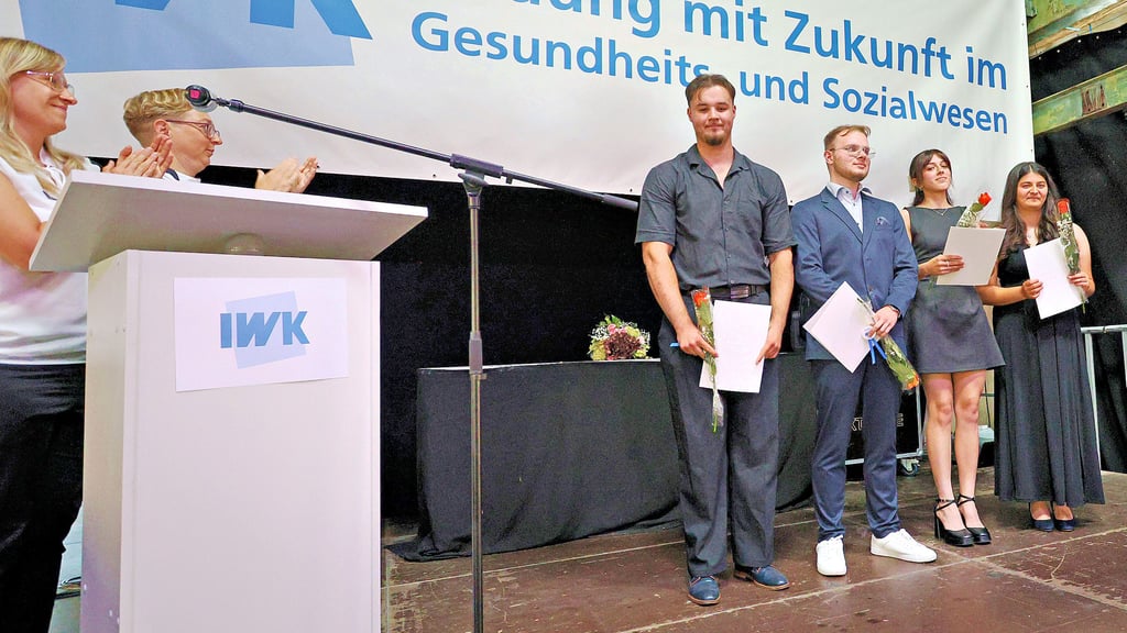 Die Absolventen des IWK Aschersleben – hier die Physiotherapeuten – erhalten ihre Zeugnisse.