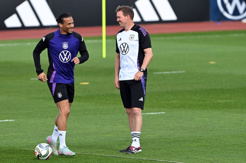 Leroy Sane und Bundestrainer Julian Nagelsmann.