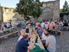 Die Mitgleider des Vereins haben den Burghof im Vorfeld liebevoll geschmückt. Und die Laune ist bei Weißwein, Rotwein und Rosé besonders ausgelassen.