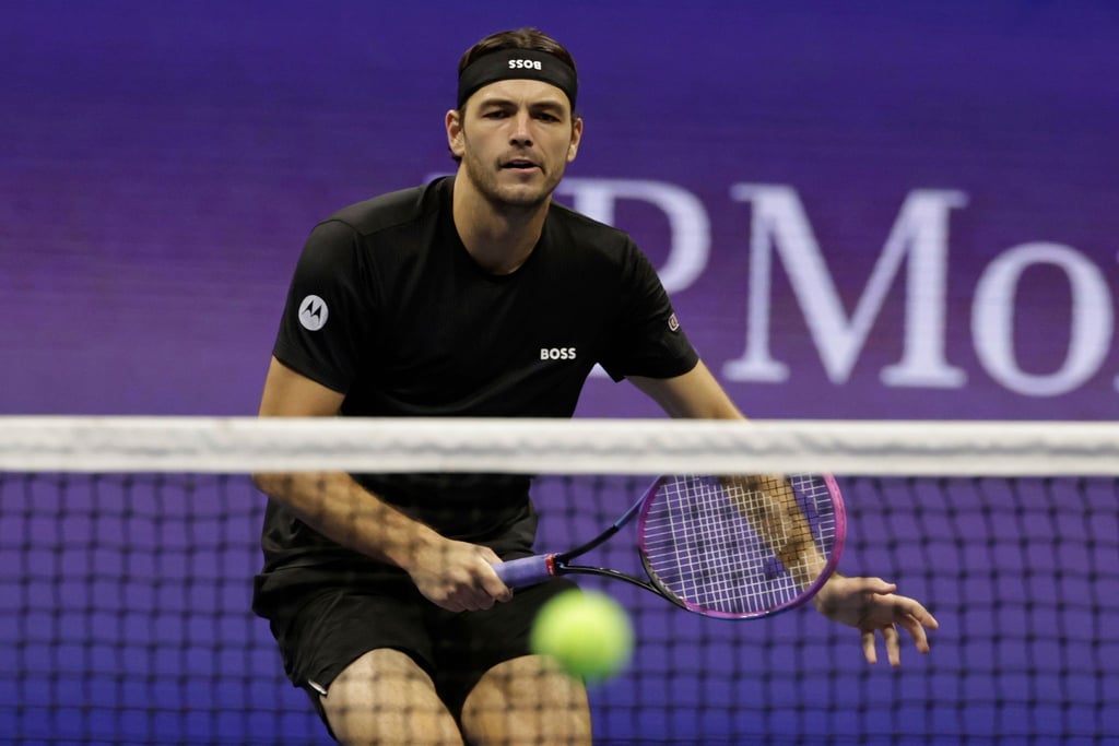 Das Stirnband sitzt falsch: US-Profi Taylor Fritz bei seiner Viertelfinal-Niederlage gegen Novak Djokovic.
