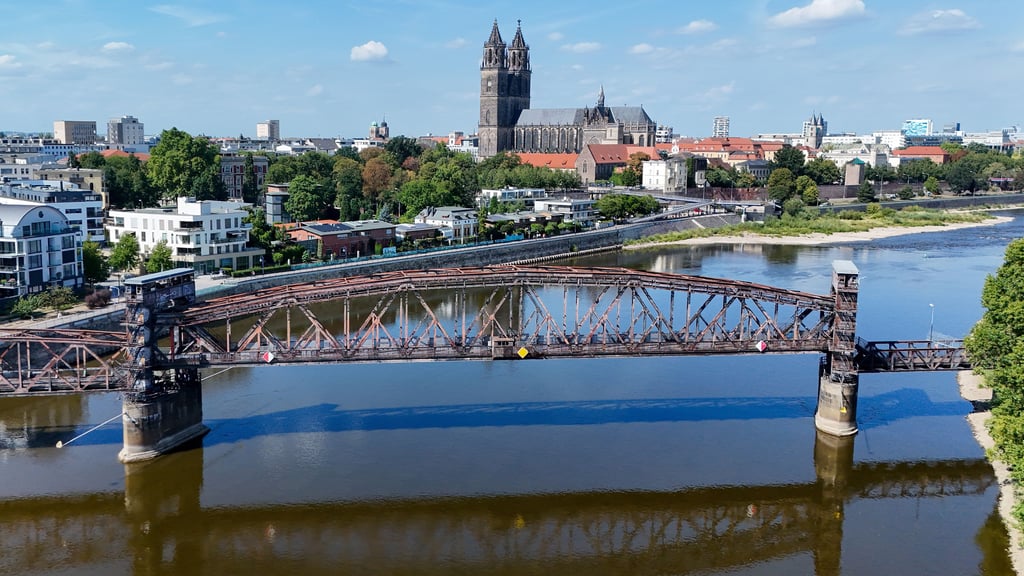 Die Hubbrücke in Magdeburg, die für Fußgänger eine schnelle Querung über die Elbe darstellt, ist seit Tagen gesperrt.