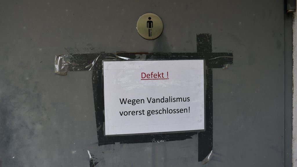 Eine der beiden Toiletten auf dem Magdeburger Friedhof ist derzeit geschlossen.