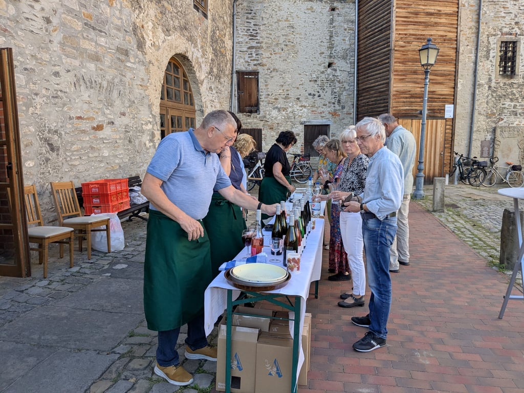 Bei gutem Wetter wird auf dem Burghof im freien das Essen genossen, das zum Weilnfest des Heimatvereins gereicht wird. Bei den Weinen ist natürlich für jeden Geschmack etwas dabei.