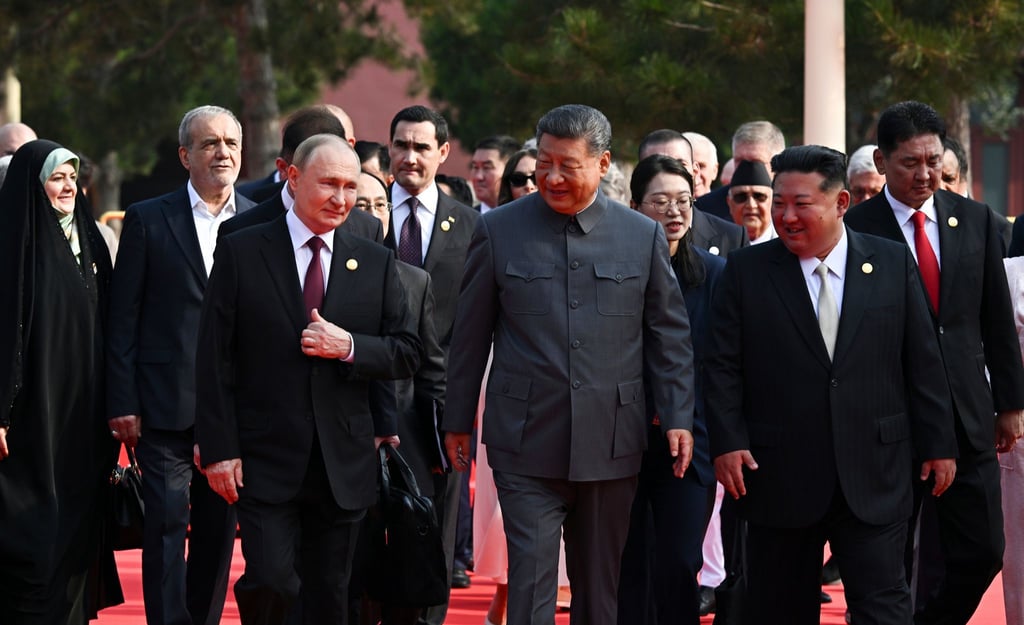 Der russische Präsident Wladimir Putin, der chinesische Präsident Xi Jinping und der nordkoreanische Machthaber Kim Jong Un kommen zu einer Militärparade anlässlich des 80. Jahrestages der Kapitulation Japans im Zweiten Weltkrieg.