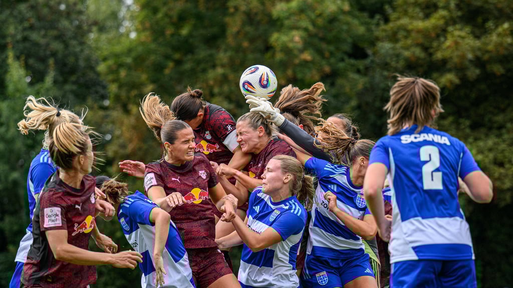 Schlachtengetümmel: RB-Frauen im Test gegen Zwolle.