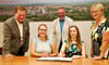KVSA-Chef Jörg Böhme (links), Dezernent Holger Dittrich und Oberbürgermeisterin Silvia Ristow freuen sich über die ersten Medizin-Stipendiaten Marika Meißner (vorn, links) und Saphira Wolfram.