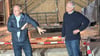 Referatsleiter Götz Alper vom Landesamt für Denkmalpflege und Archäologie in Sachsen-Anhalt (rechts) und Dompfarrer Markus Schütte an der Ausgrabungsstelle im Stendaler Dom.