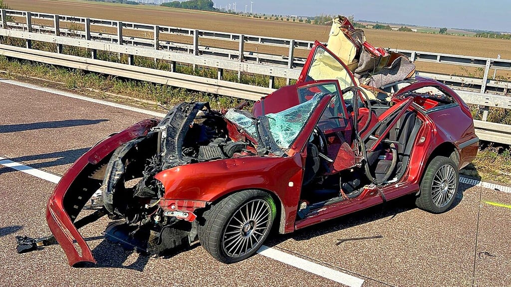 Das Autowrack vom Unfall auf der A36 in der Nähe von Güsten. Bei dem Unfall kam die Beifahrerin ums Leben.