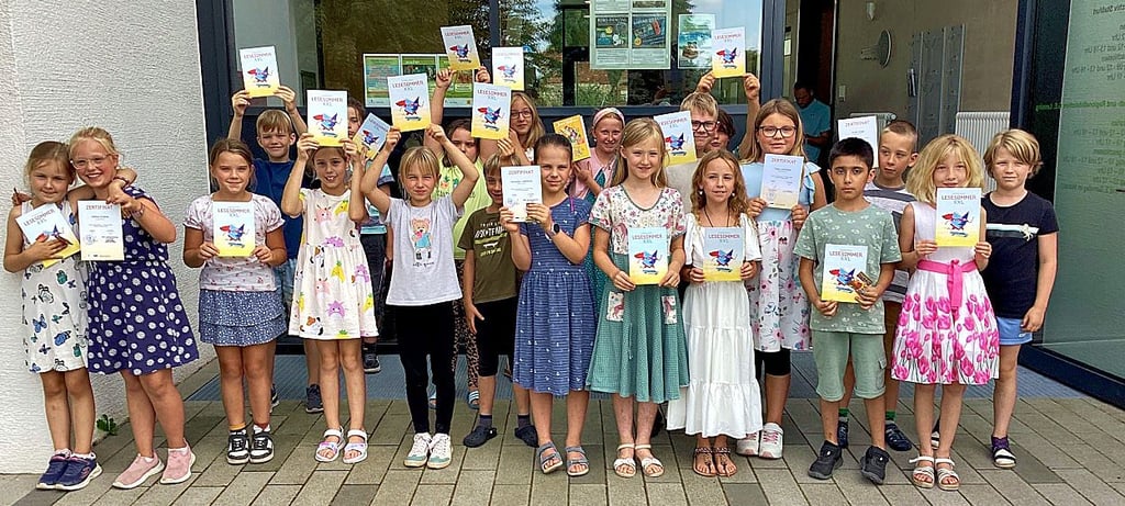 Die Kinder erhielten ein Zertifikat für die offizielle Anerkennung ihrer Leseleistung.